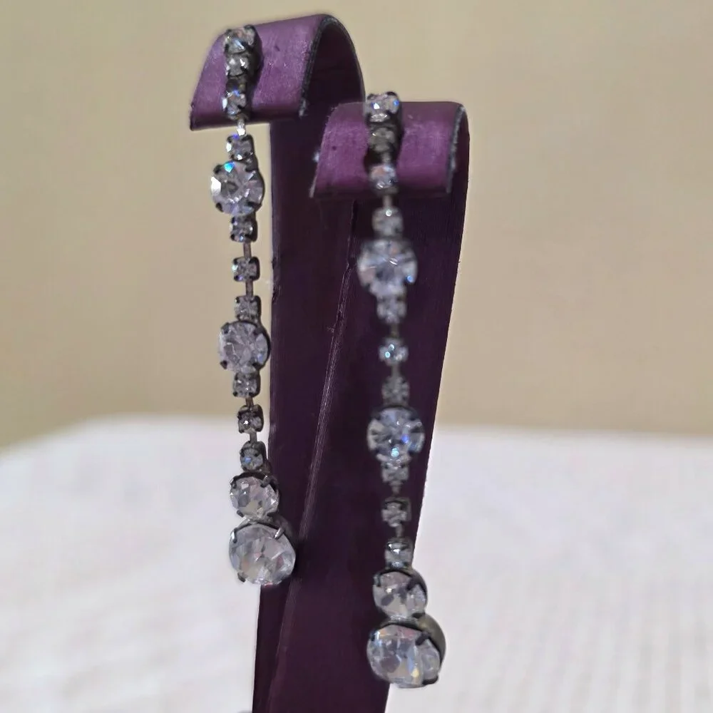Vintage Prong-Set Round White Rhinestones Elegant Dangle Pierced Earrings